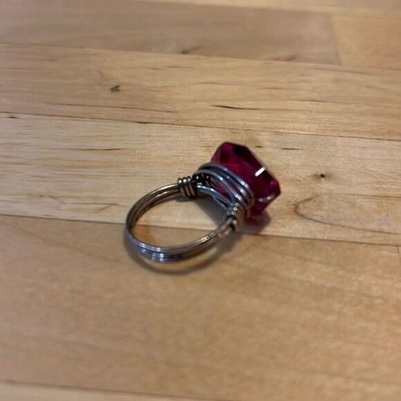 Beautiful costume jewelry ring. Silver wire hand crafted metal with pink stone - Picture 9 of 10